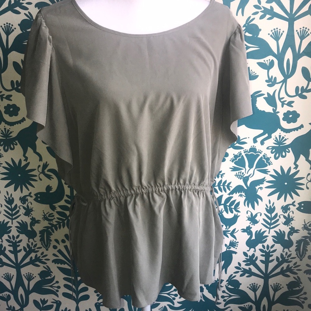 🌼EXPRESS NWT Flutter Sleeves Tied Waist Blouse